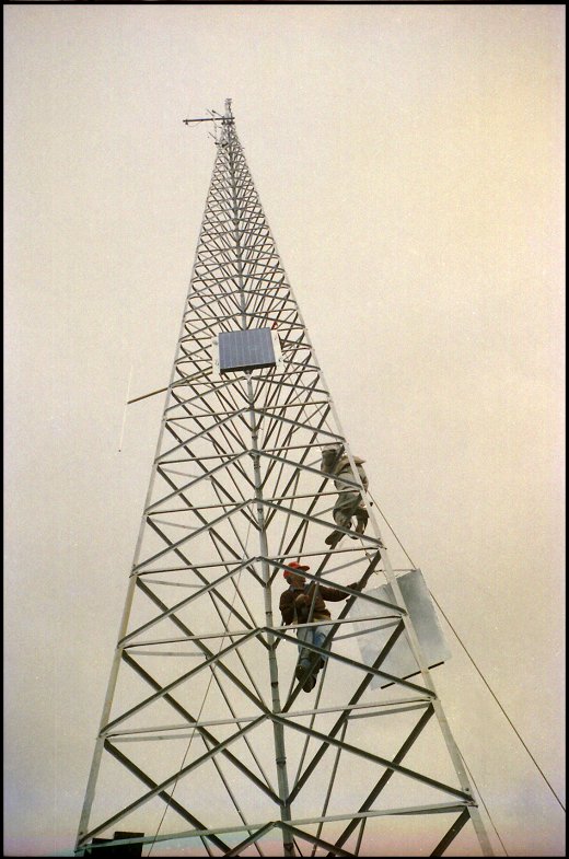 VK6RTH Vertical solar panel install